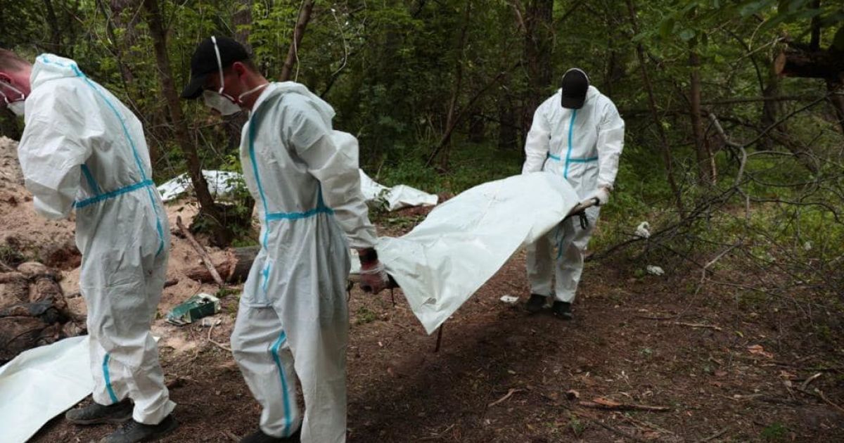 Связанные руки и простреленные колени: под Бучей обнаружили еще одно массовое захоронение (фото)
