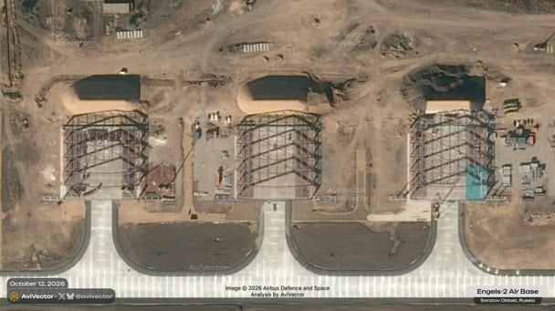 Возведение каркасов под будущие ангары на аэродроме «Энгельс», 12 октября 2026 года, фото от AviVector