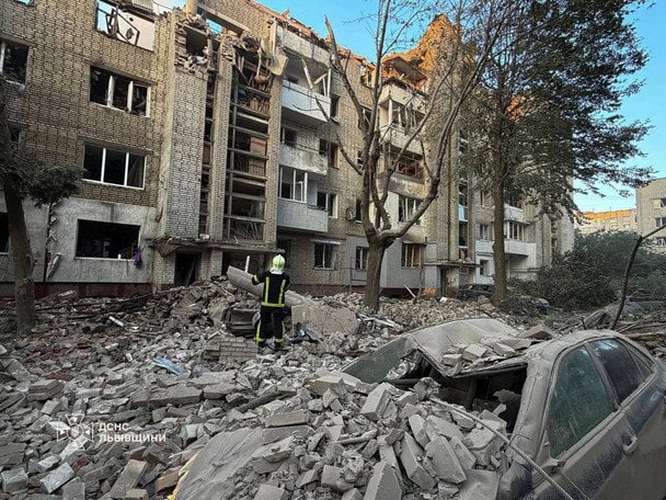 Ракета попала в жилые дома Львова