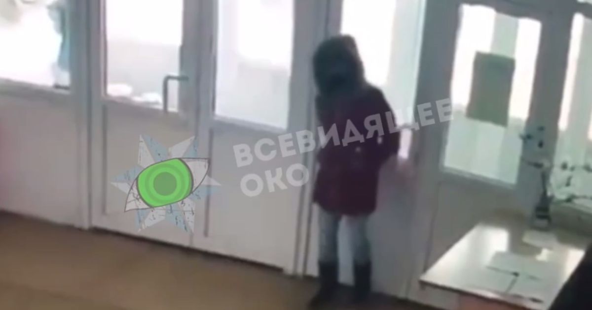 Мужчина под видом женщины пристает к детям: во Львове неизвестный проникает в школы и заставляет учеников раздеваться