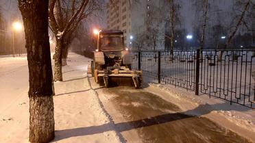 Снігопад у столиці: вночі на дорогах працювали 347 одиниць спецтехніки "Київавтодору"