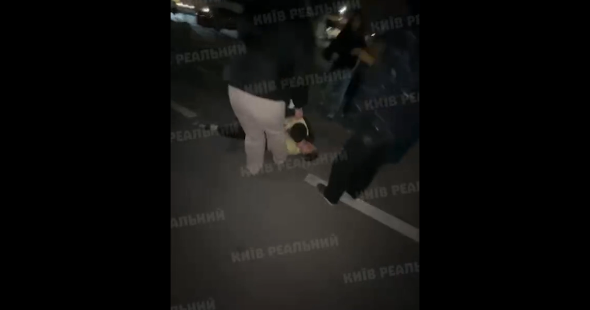 В Киеве на парковочной площадке произошла драка между девушками