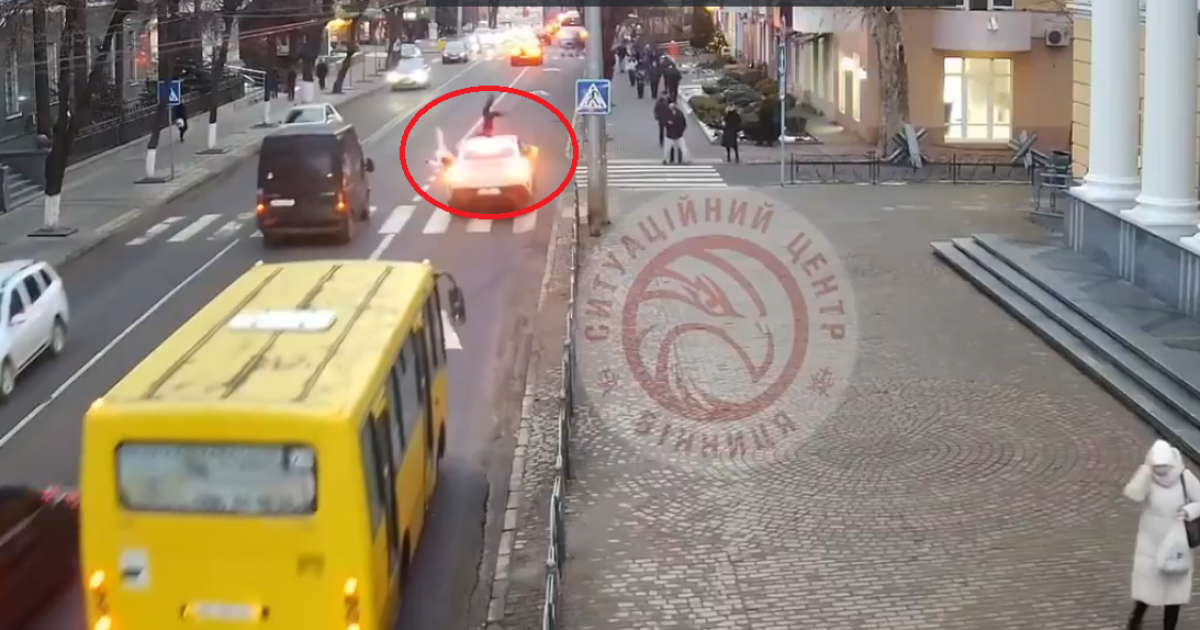 У Вінниці 22-річний водій елітного Mercedes зухвало збив двох дівчат на "зебрі" (відео 18+)