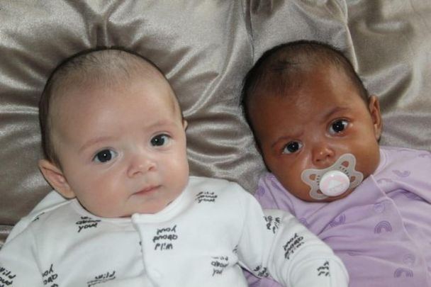 29-летняя жительница Ноттингема Шантель Бротон родила близнецов. 2