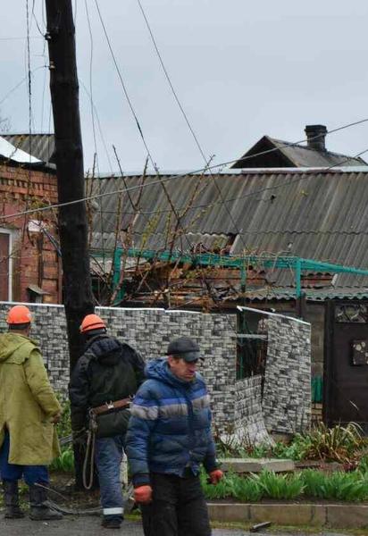 Потрощені дахи та розкидані снаряди: Жебрівський показав Мар'їнку після обстрілу бойовиків
