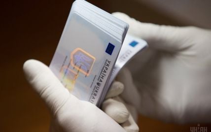 Правительство хочет вывести из оборота паспорта в форме книжечки и заменить их ID-картами