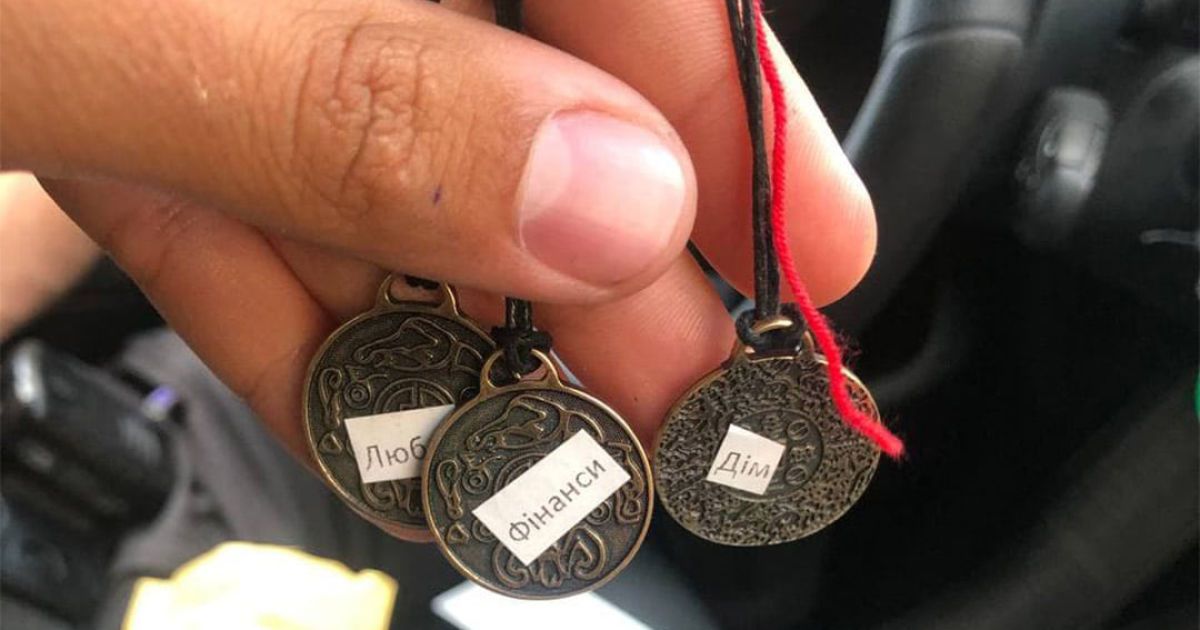 Любов, щастя і гроші: у Волинській області жінка замовила в Інтернеті "магічні" амулети, які виявилися дешевою біжутерією