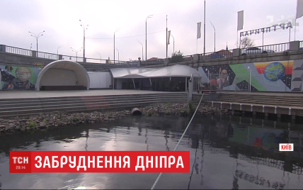 На столичному Подолі у Дніпро скидають невідомі речовини: на воді з'явилися плями