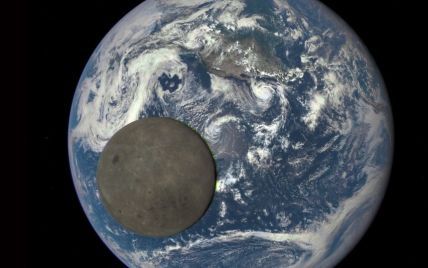Спутник сделал уникальные кадры Луны на фоне Земли