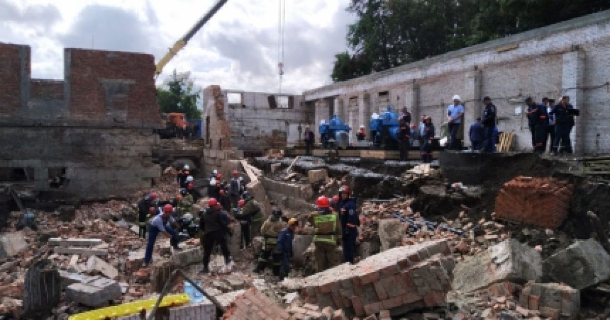 У російському Новосибірську обвалилась стіна будинку під час реконструкції: є загиблі