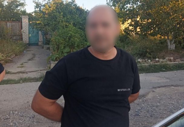 Поліція затримала 48-річного чоловіка, який кинув гранату в людей у Херсоні / © Національна поліція України