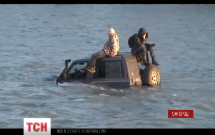 В Ужгороде водитель добровольно утопил свой джип в реке