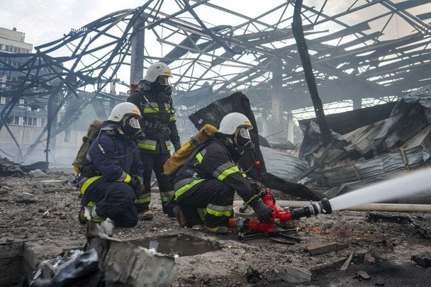 Ліквідація наслідків російського обстрілу 6 червня / © Володимир Зеленський