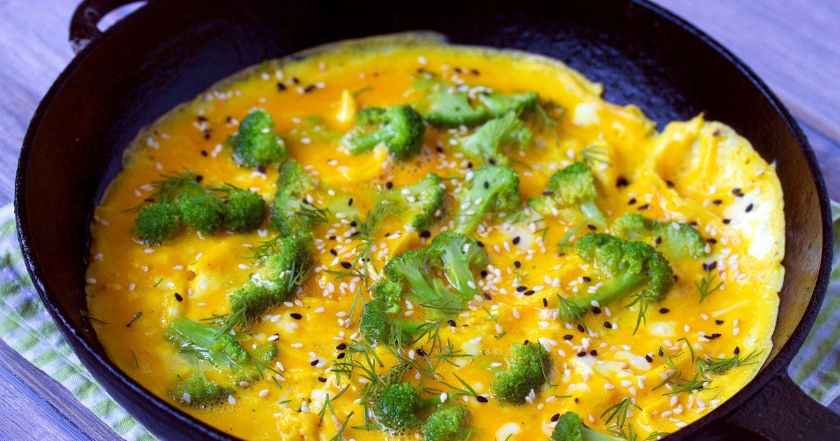 Омлет із броколі та сиром на сковороді