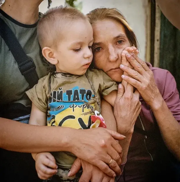 Фото «В обіймах сім’ї», Anastasia Taylor-Lind/National Geographic