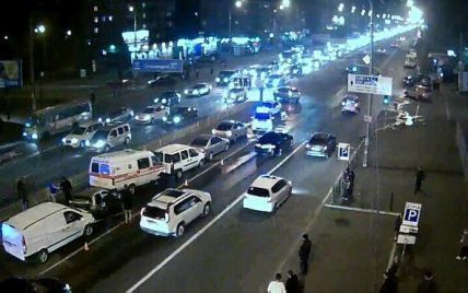 Масштабное ДТП в Киеве: на бульваре столкнулись шесть авто, одно "влетело" под скорую