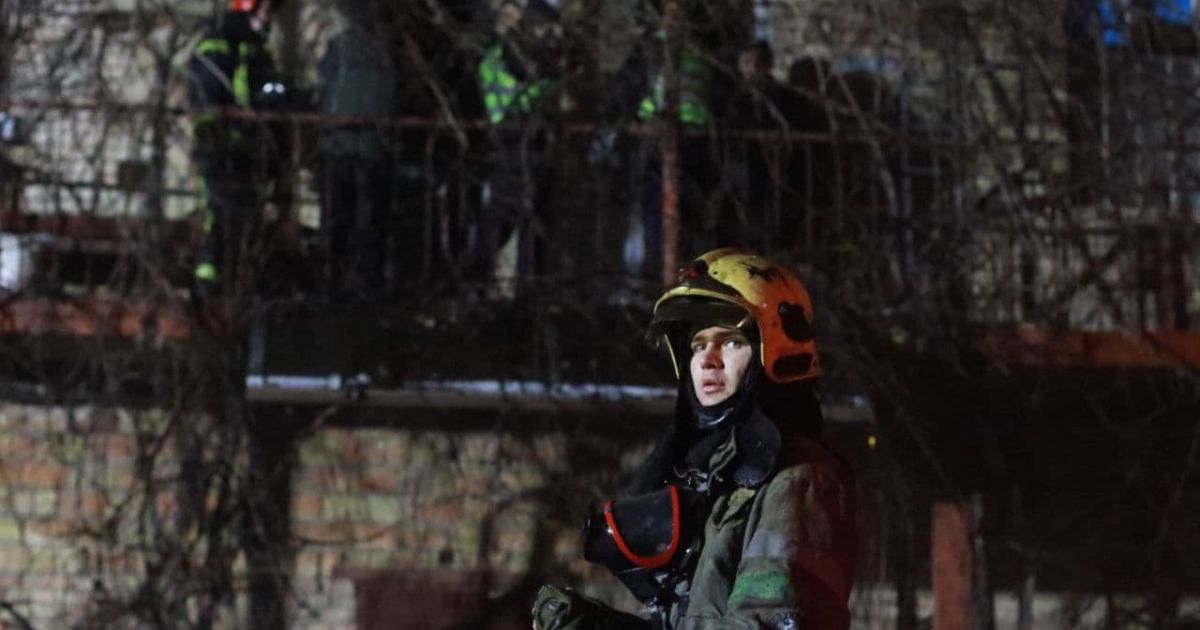 У Києві на проспекті Академіка Палладіна згоріла адмінбудівля