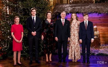 Готовятся к Рождеству: бельгийские монархи в красивых образах предстали на праздничном снимке