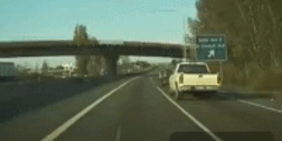 Водій зняв, як автопілот Model 3 викермував з неминучої аварії