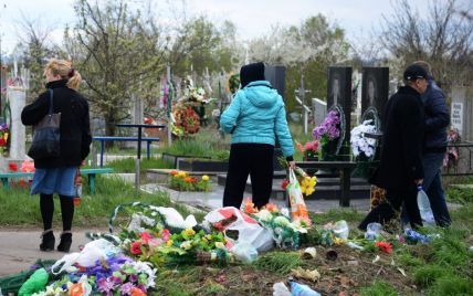 Перед поминальними днями ПЦУ закликала українців відмовитись від штучних квітів на кладовищах