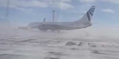В России шквальный ветер закрутил пассажирский лайнер