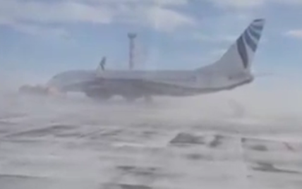 В России шквальный ветер закрутил пассажирский лайнер