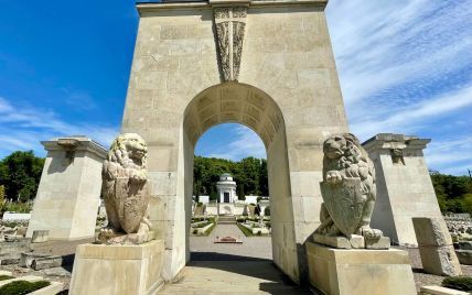 Во Львове на польском мемориале откроют скандальные скульптуры львов: Садовый объяснил причины