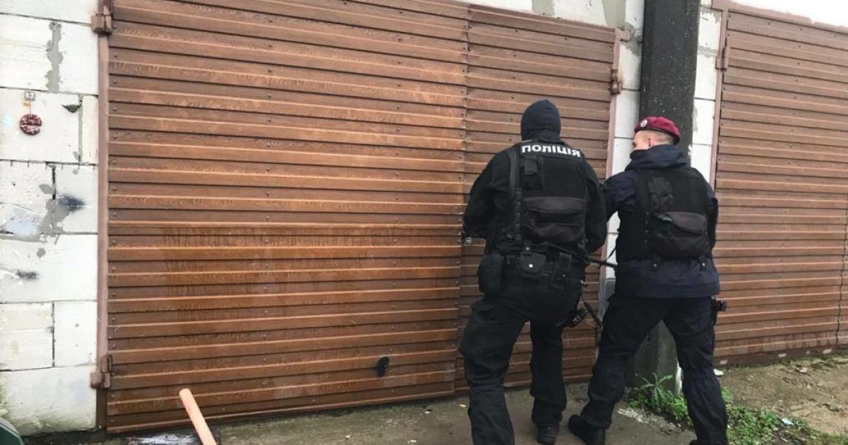 Поліцейські встановили власника шести гаражів – місцях розукомлектації викрадених автівок.