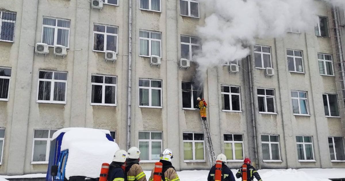 З будівлі Рівненської ОДА евакуювали людей – у приміщенні сталася пожежа