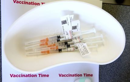Вакцини Pfizer і Moderna ефективні на 90% — ЗМІ
