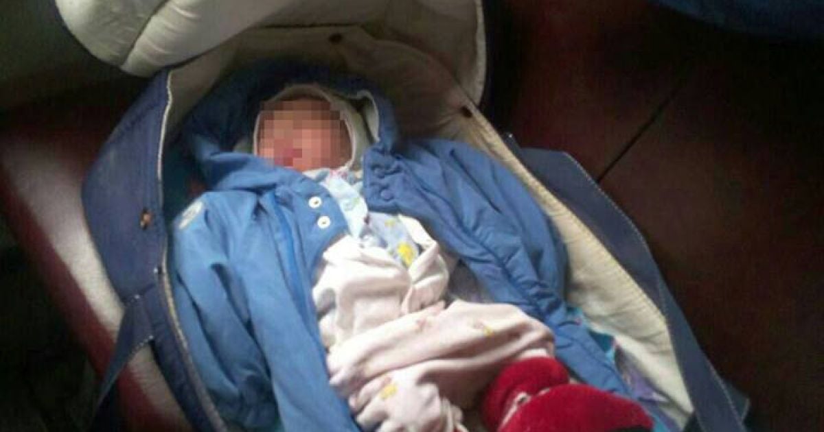 Медики спасли жизнь оставленном в электричке младенцу