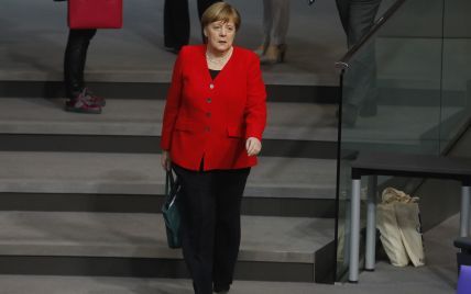 У червоному жакеті і зі смарагдовою сумкою: Ангела Меркель в Бундестазі