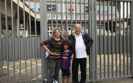 Семья из Австралии три месяца планировала поездку на матч "Барселоны", который в итоге отменили