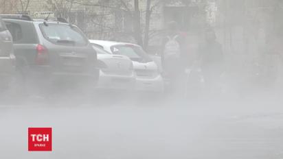 В Киеве на Отрадном прорвало трубу: улицу залило кипятком