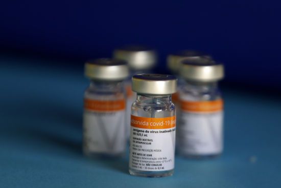 Вакцина CoronaVac: як діє препарат, які у нього побічні ефекти та що про нього думають у Європі
