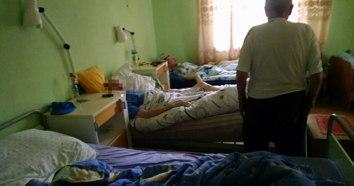 "Грязные матрасы в подвалах и крики, пугающие соседей": в Ровно проверили частный пансионат для пожилых людей