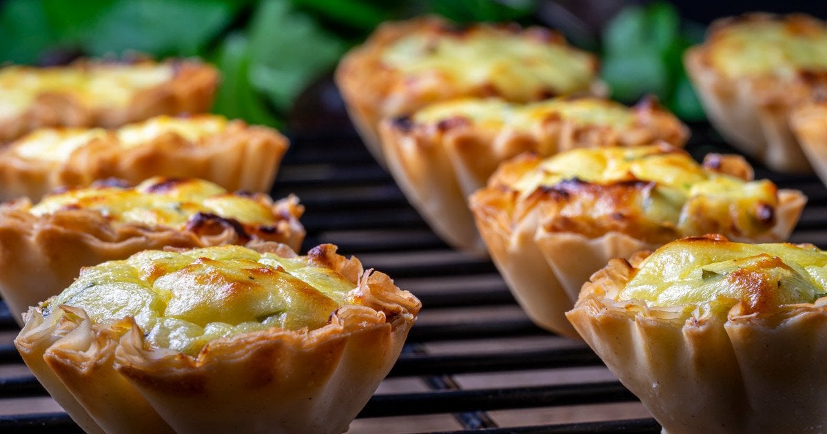 Тарталетки з камамбером, запечені в духовці.