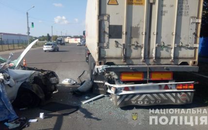 Смертельное ДТП под Одессой: киевлянин не справился с управлением и въехал в грузовик