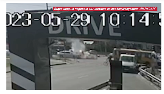 Момент падіння уламка російської ракети в Києві зняли на відео: залізяка ледь не влучила у маршрутку