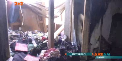 В харьковской многоэтажке житель загромождает подъезд хламом