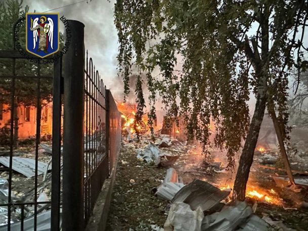 Наслідки падіння уламків в Дарницькому районі / © t.me/VA_Kyiv