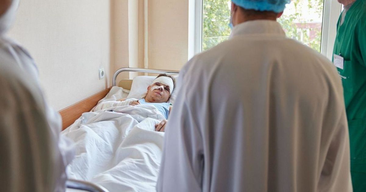 Зеленський відвідав у лікарні курсанта, який єдиний вижив у авіакатастрофі під Харковом