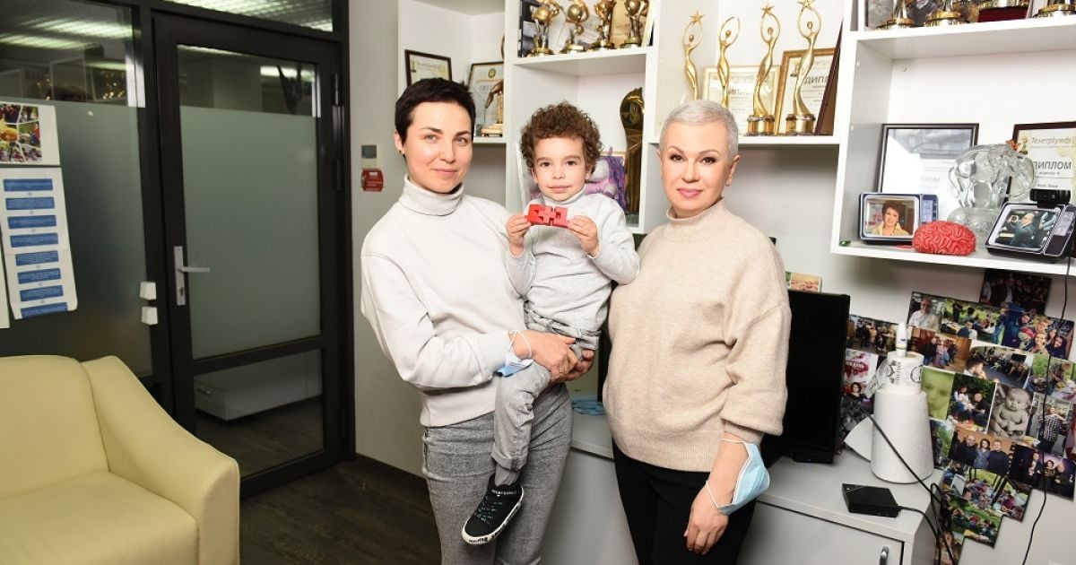 Ведущая Алла Мазур подарила онковыздоравливающей мамочке и ее сыну елку и домик