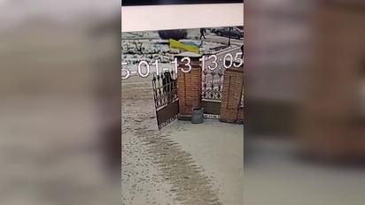 В Белой Церкви неизвестный сломал флаг Украины и бросил на землю