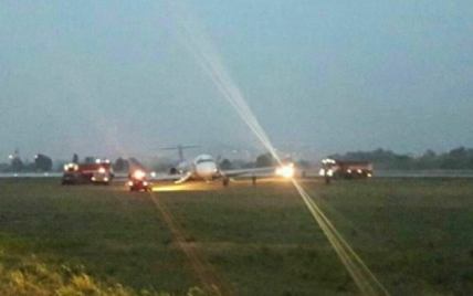 Пассажир снял жесткое приземление самолета в аэропорту "Киев". Эксклюзивное видео ТСН
