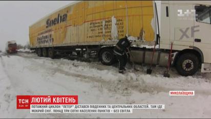 По Україні знеструмлено сотні населених пунктів через циклон "Петер"