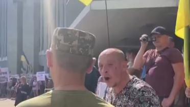 В Днепре мужчина цеплялся к военному на торжественном митинге