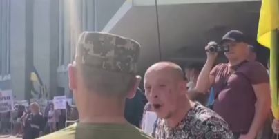 В Днепре мужчина цеплялся к военному на торжественном митинге
