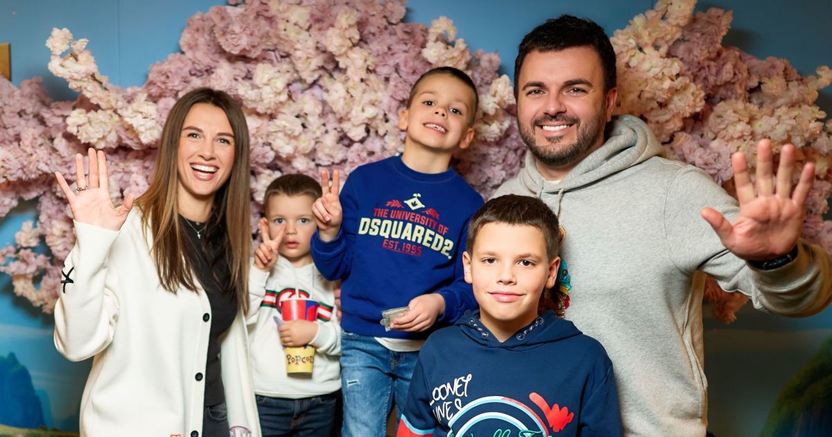 Звезды на премьере мультфильма "Панда Кунг-Фу - 4": Григорий Решетник с семьей, Анатолий Анатолич с дочерьми