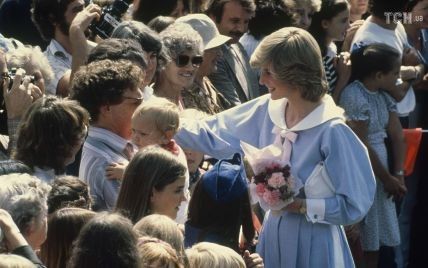 День в історії: як юна принцеса Діана у гарній сукні з бантом вітала публіку